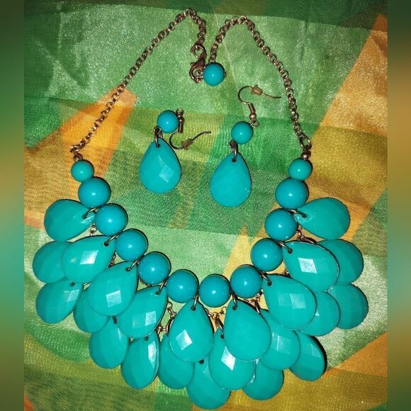 NWT matching turquoise colored faceted beaded necklace and earring set - Picture 1 of 5